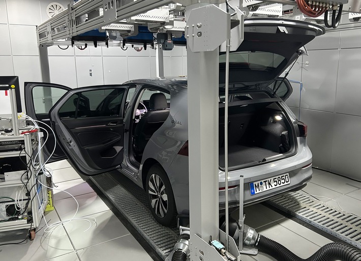 ADAC untersucht Schadstoffe in Neuwagen / Vor allem junge Fahrzeuge dünsten Chemikalien aus / Werte schwanken je nach Hersteller / Vorsicht bei praller Sonne