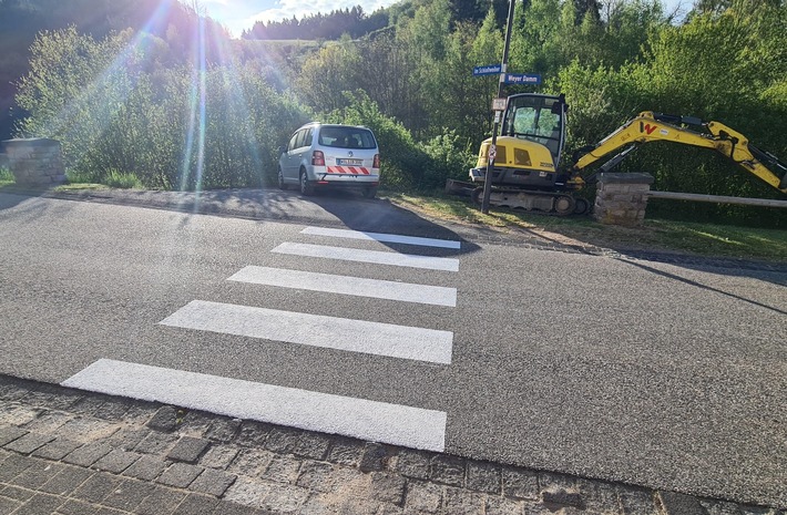 POL-PDTR: Eingriff in den Straßenverkehr bei Dhronecken durch Aufmalen eines Fußgängerüberweges