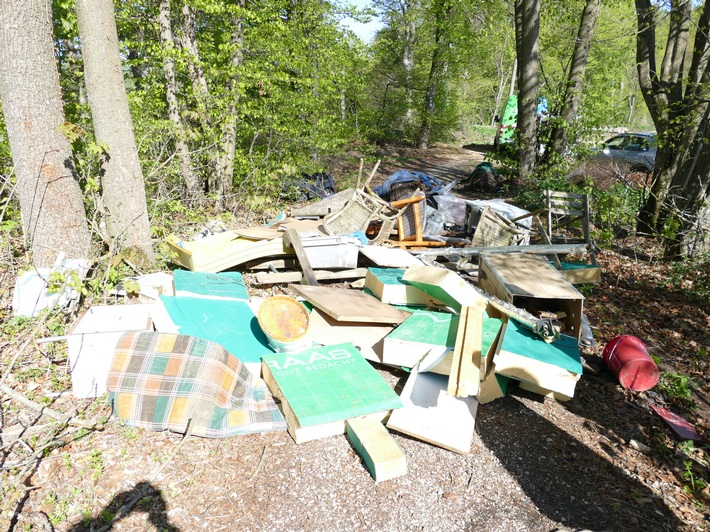 POL-UL: (GP) Geislingen - Rund 15 Kubikmeter Unrat, Holz und Abfälle aus Gebäuderenovierung im Wald entsorgt / Bei Ermittlungen wegen einer Umweltstraftat bei Geislingen hofft die Polizei jetzt auf Hinweise.