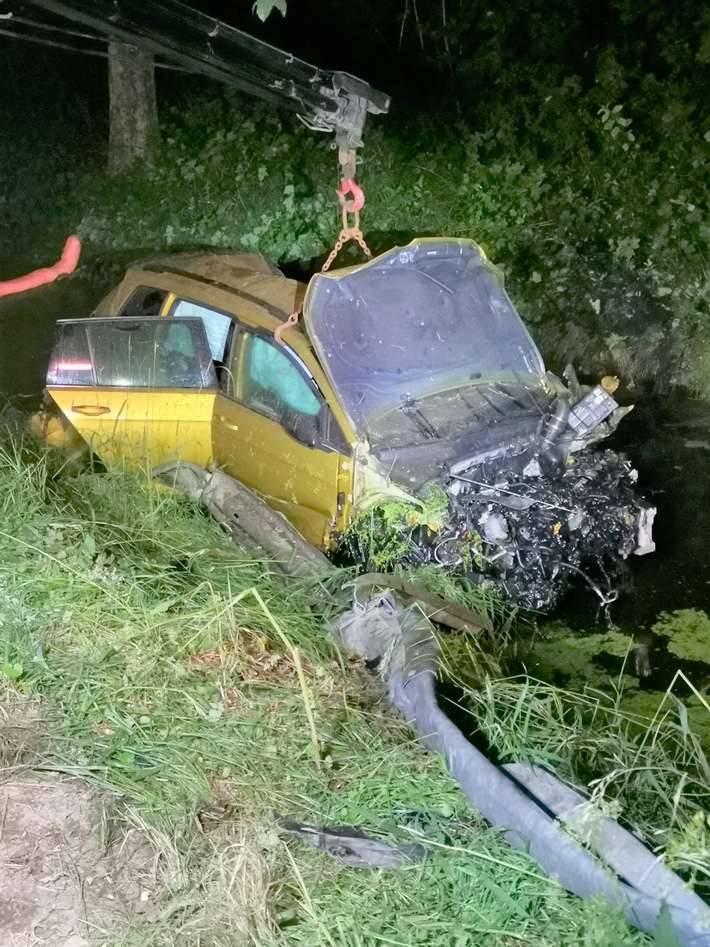 POL-CUX: Pkw prallt gegen Baum - Fahrer schwer verletzt +++ Sachstand Kinderansprecher +++ Weiterfahrt wegen eines abgefahrenen Reifens untersagt