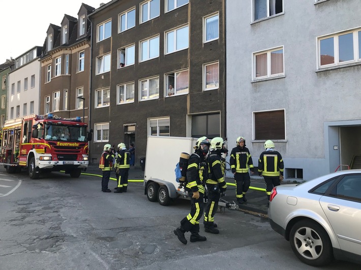 FW-GE: Kellerbrand in Bulmke-Hüllen / Rettungshubschrauber Christoph 8 fliegt einen Brandverletzten in Spezialklink nach Bochum.