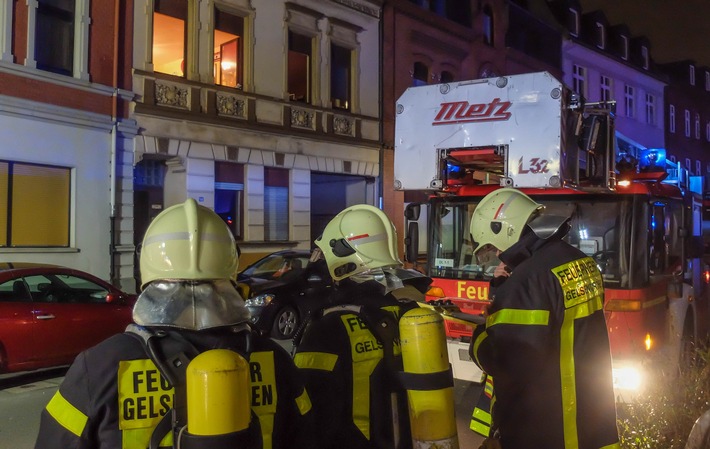 FW-GE: Wohnungsbrand in Ückendorf - eine Person über Drehleiter gerettet