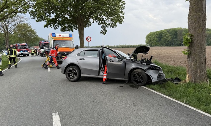 POL-STD: 32-jähriger Autofahrer gegen Baum geprallt und verletzt