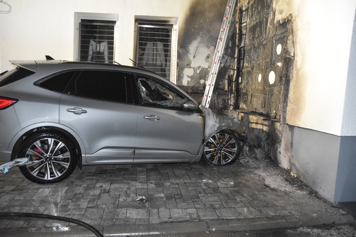 POL-AC: Brennendes Elektroauto beschädigt Hauswand