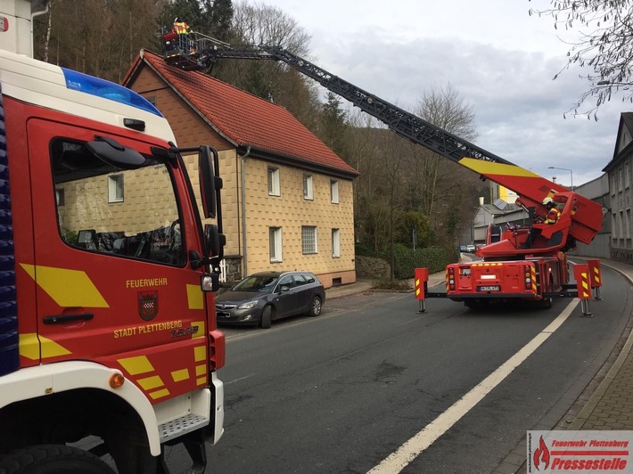 FW-PL: Sturmtief "Sabine" sorgt für erste Einsätze der Plettenberger Feuerwehr. Meldekopf am Wall besetzt.
