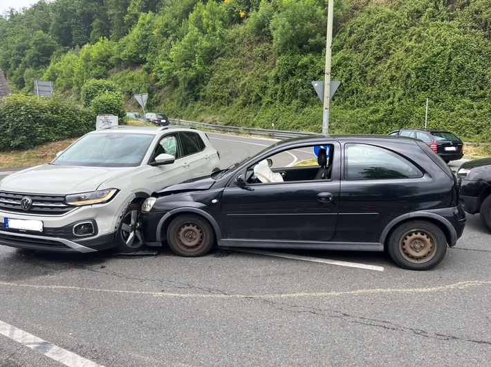 POL-GM: Unfall im Einmündungsbereich