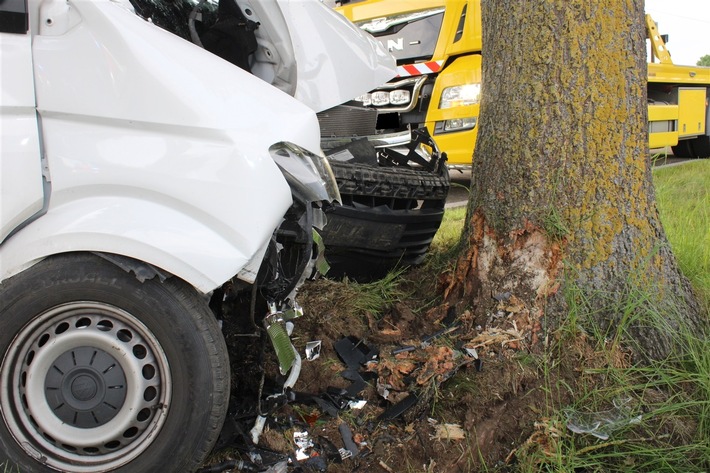 POL-MI: Transporter-Fahrer kracht gegen Baum