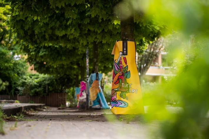 #artfortrees: Street-Art-Baumbewässerungssäcke sorgen für mehr Nachhaltigkeit und Kunst auf den Straßen Hamburgs