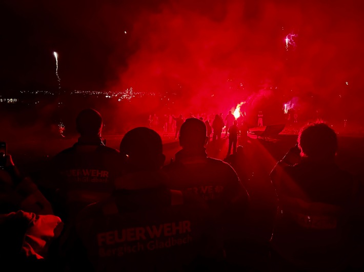 FW-GL: Bilanz zur Silvesternacht der Feuerwehr Bergisch Gladbach