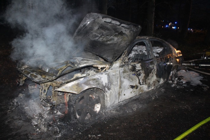 POL-VIE: Kempen: Fahrzeug in Brand gesetzt- Kripo bittet um Hinweise