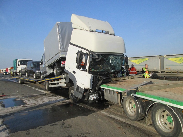 POL-DEL: Autobahnpolizei Ahlhorn: Lastzug fährt am Stauende auf der Autobahn 1 im Bereich der Gemeinde Lohne auf anderen Lastzug auf +++ Eine Person leicht verletzt