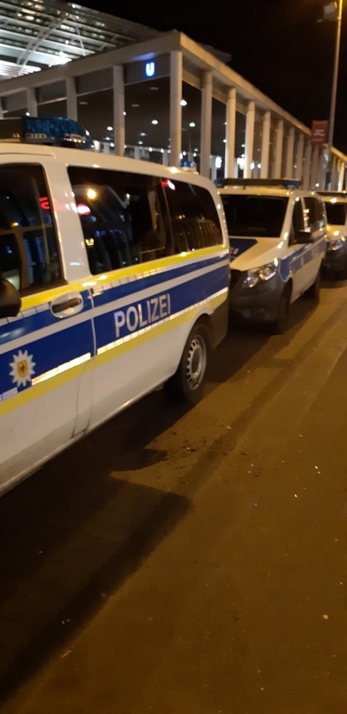 BPOL NRW: Seitenscheibe eines Dienstfahrzeuges mit Stein eingeworfen - Bundespolizei stellt Tatverdächtigen