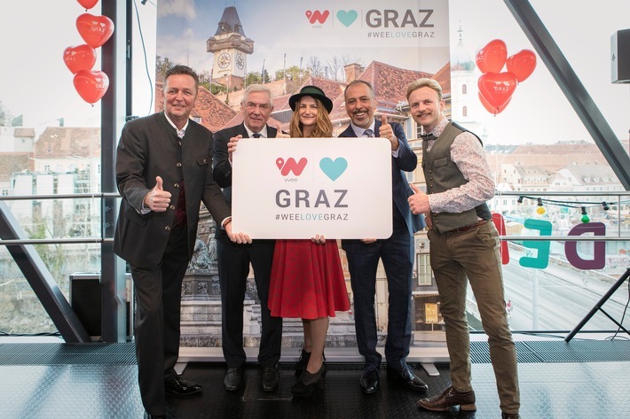 wee unterstützt mit innovativem Mobile Payment- und Cashback-System Grazer Einzelhandel im Kampf gegen Umsatzeinbußen durch Online-Shopping / Start frei für die Markterschließung von wee in Graz und der Steiermark. Gut gelaunt präsentieren (v.l.n.r.) Peter Grünewald (Vorstand MPM Group AG), Prof. Leo Schrutt (Verwaltungsratspräsident der Swiss Fintec Invest AG), Kathi Lercher (SMADI GmbH), Cengiz Ehliz (wee-Founder und Unternehmer) und Willi Gabalier (Profi-Tänzer und Unternehmer ) das Aktionslogo für die Initiative "wee Love Graz". Weiterer Text über ots und www.presseportal.de/nr/122695 / Die Verwendung dieses Bildes ist für redaktionelle Zwecke honorarfrei. Veröffentlichung bitte unter Quellenangabe: "obs/weeCONOMY AG/Grabner / salondeluxe.at"