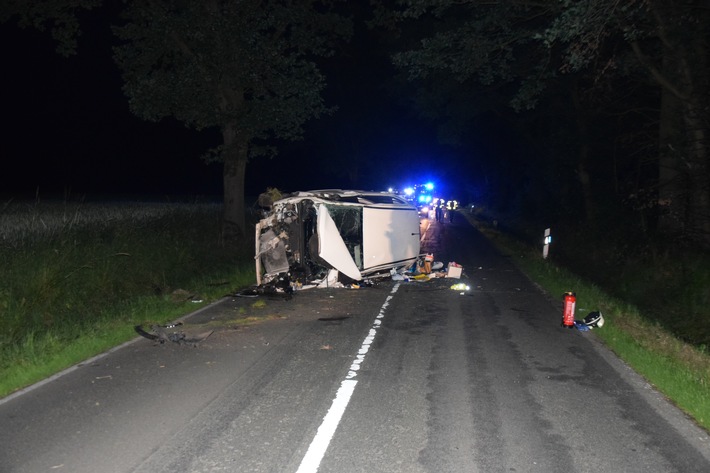 POL-HF: Alleinunfall mit Verletzten - 
alkoholisierter Mann verliert in Kurve Kontrolle über PKW