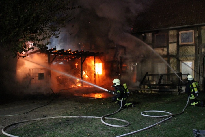 POL-HM: Brand eines Holzschuppens greift auf Wohnhaus über - Feuerwehr bekämpft nächtlichen Wohnhausbrand in der Innenstadt