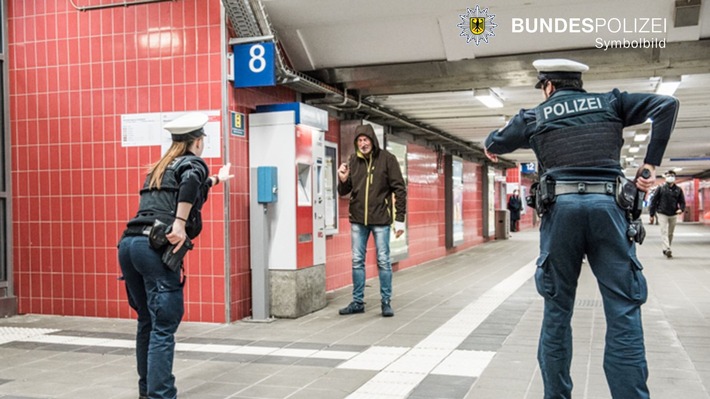 Bundespolizeidirektion München: Androhung der Schusswaffe / Bundespolizei ermittelt nach Bedrohung mit Waffe und wegen Widerstandes