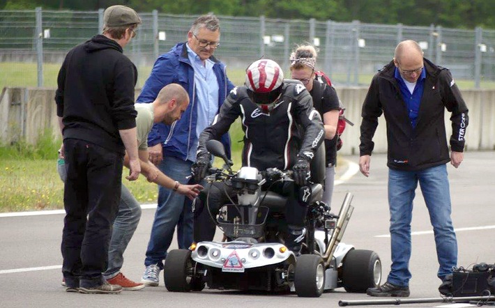 GRIP - Das Motormagazin: "Rekordversuch im Krankenfahrstuhl - Reloaded!"