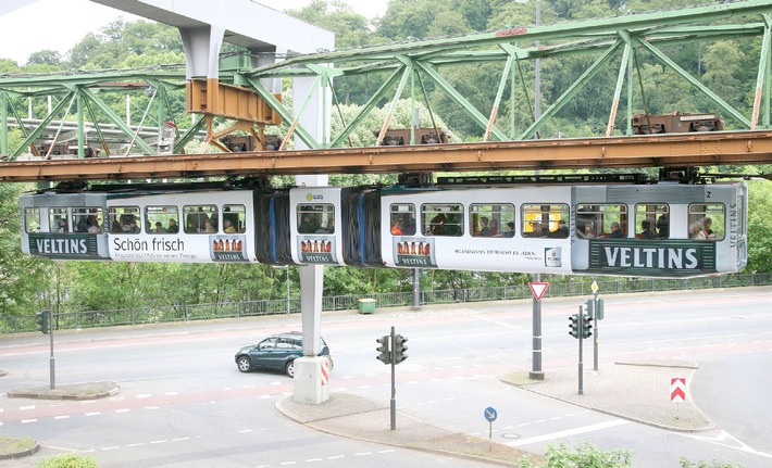 Hingucker zum Augenreiben: Imposanter Veltins-Mehrwegkasten schwebt über Wuppertal