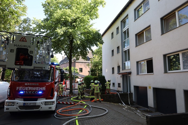 FW-KLE: Wohnungsbrand in Mehrfamilienhaus mit einer schwerverletzten Person