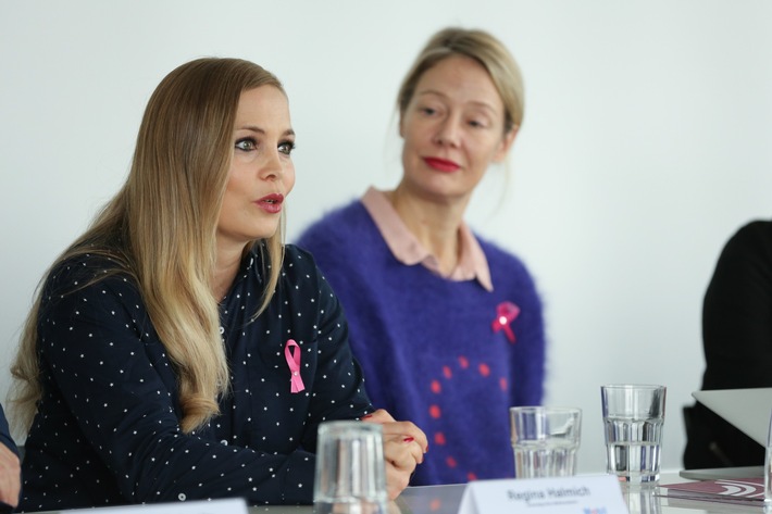 Regina Halmich unterstützt Anleitung zur taktilen Selbstuntersuchung (ATS)