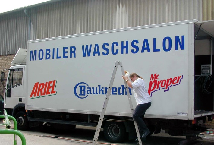 Mobile Waschsalons rollen für Flutopfer