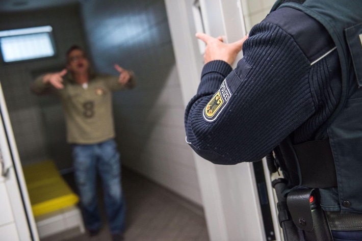 BPOL NRW: &quot;Ich hab` ein Messer!&quot; - Bundespolizei nimmt 24-Jährigen fest