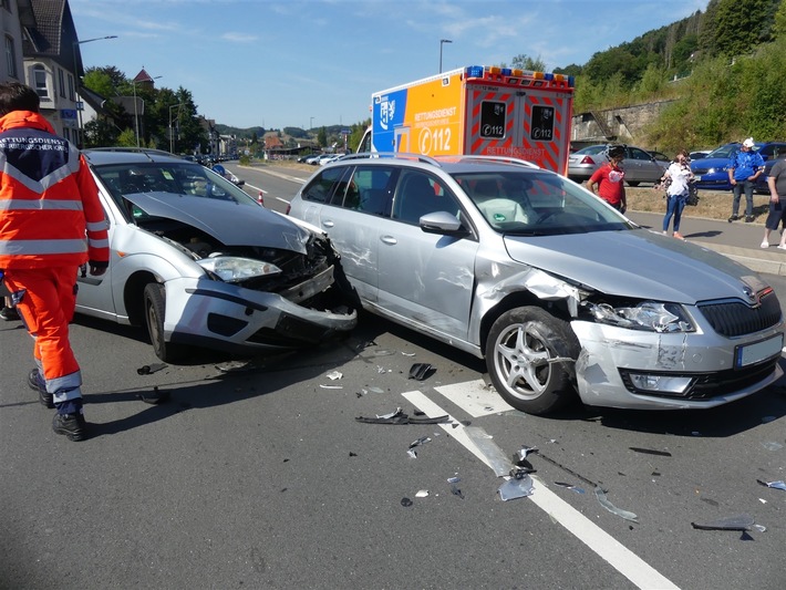 POL-GM: Autofahrerin bei Unfall in Dieringhausen leicht verletzt