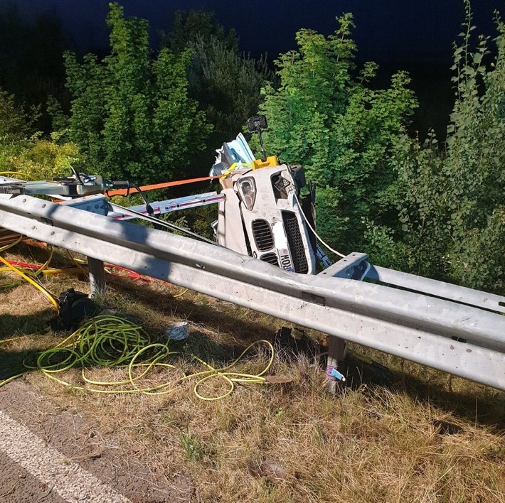 POL-STD: Couragierte Ersthelfer retten Person aus der Elbe und übernehmen Wiederbelebung bis zum Eintreffen des Rettungsdienstes,