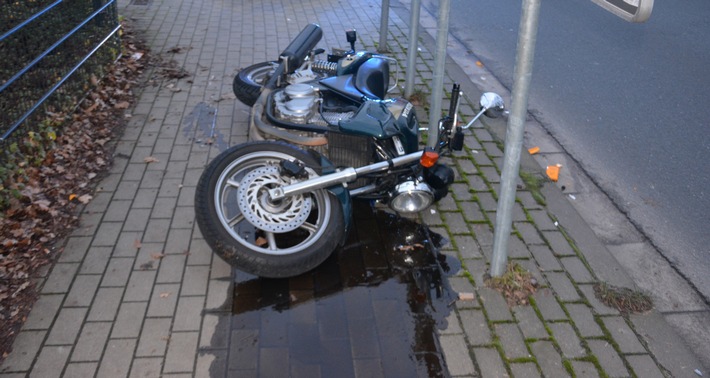 POL-HF: Motorradfahrerin schwer verletzt - Polizei sucht weiteren Unfallbeteiligten