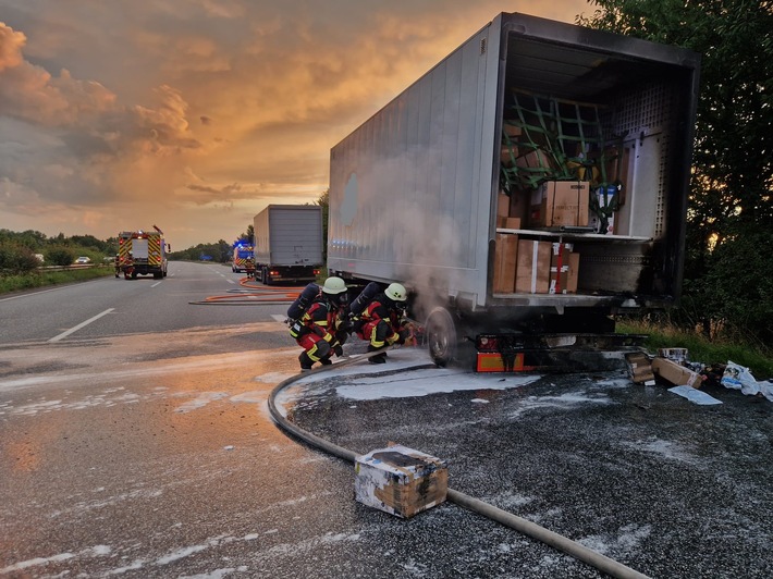 FW Bad Segeberg: BAB 21 - Feuer im Anhänger verlief glimpflich