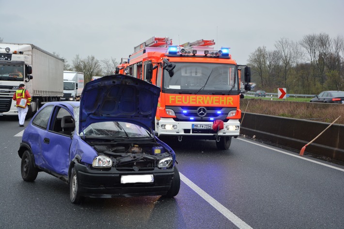 FW-MH: Zwei verletzte Personen bei Verkehrsunfall auf der A 40 mit drei beteiligten Fahrzeugen.