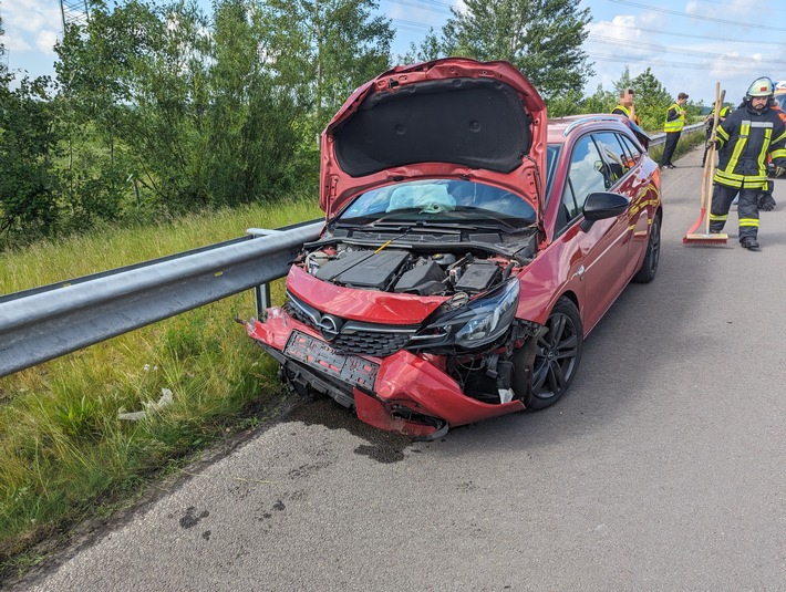 POL-STD: Zwei Unfälle auf der Autobahn A 26 - Straße über längere Zeit gesperrt, Einbrecher in Stader Grundschule