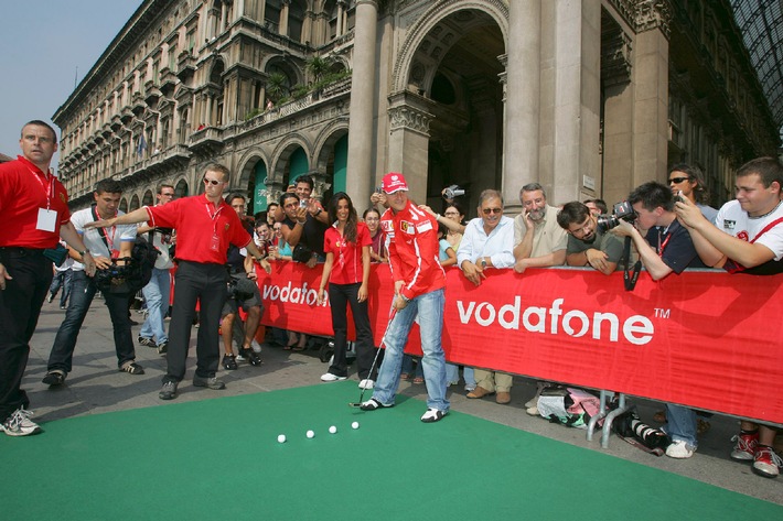 Vodafone Race: Schumacher und Barrichello im Wettkampf am Mailänder Dom / Ein ungewöhnlicher Triathlon aus Basketball, Golf und Mountain Bike Trials wartete auf die Formel-1-Rennfahrer von Ferrari