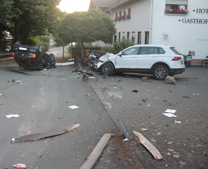 POL-SI: Alkoholisierter Fahrer landet auf PKW-Dach: Drei Verletzte und sieben beschädigte Fahrzeuge sind das Ergebnis -#polsiwi
