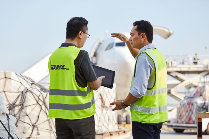 PM: DHL startet GoGreen Plus Service für echte Emissionsreduktion in der Luftfracht / PR: DHL Global Forwarding launches GoGreen Plus Service to reduce emissions in air freight