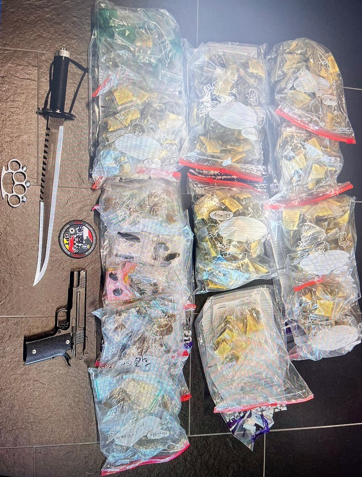 BPOL NRW: Internationale Streife von Marechaussee und Bundespolizei stoppt Dealer nach Verfolgungsfahrt