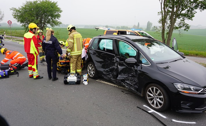 FW Ratingen: Schwerer Verkehrsunfall in Ratingen-Homberg - Eine Patientin aus Fahrzeug befreit