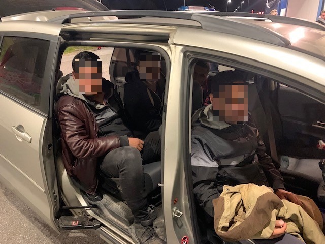 Bundespolizeidirektion München: Albanischer und syrischer Schleuser gefasst/ Bundespolizei greift acht Migranten auf