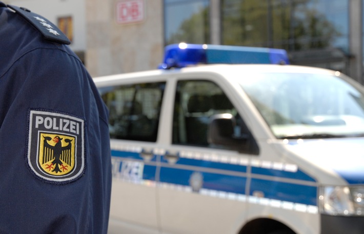 Bundespolizeidirektion München: Aggressiver Mann dringt in Lokführerkabine ein / Schnellbremsung aus Sicherheitsgründen - Bundespolizei ermittelt