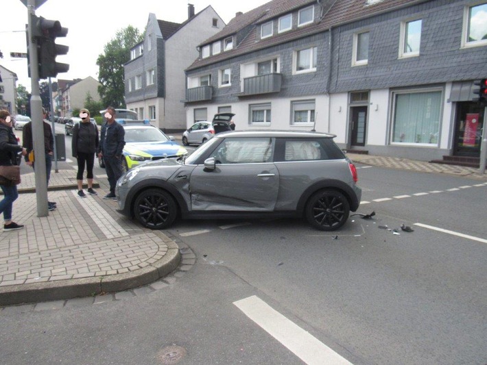 POL-ME: Eine Verletzte und hoher Sachschaden - Velbert - 1905176