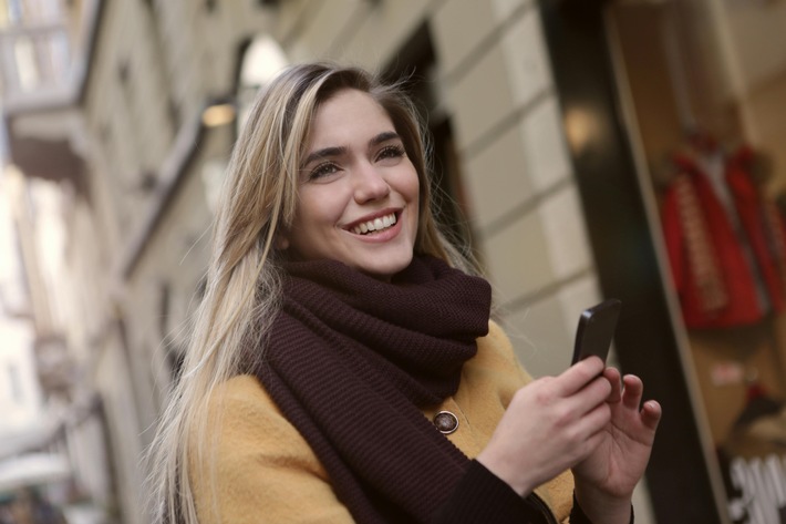 bonus.ch zum Thema Mobiltelefonie: historisch niedrige Preise, Anbieterwechsel in Rekordhöhe und die höchste jemals in der Schweiz erreichte Zufriedenheit in 2024