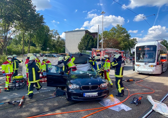 FW-BO: Verkehrsunfall zwischen Straßenbahn und PKW - Feuerwehr rettet zwei lebensgefährlich verletzte Personen aus ihrem Fahrzeug