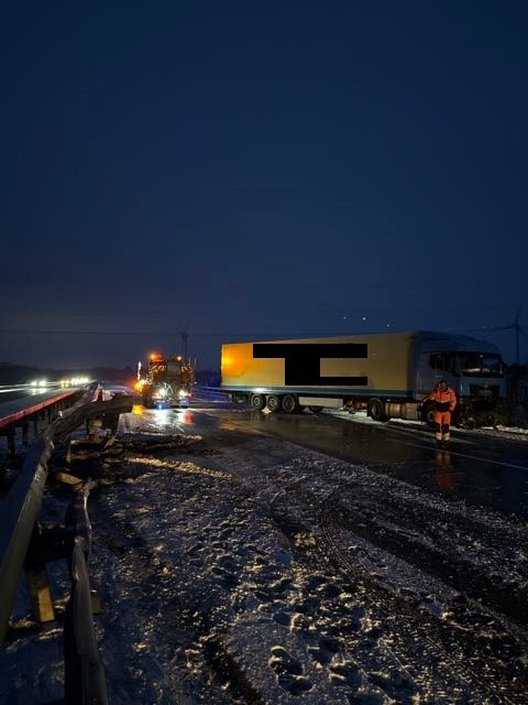 POL-ROW: Autobahn 1 nach Glätte-Unfällen voll gesperrt