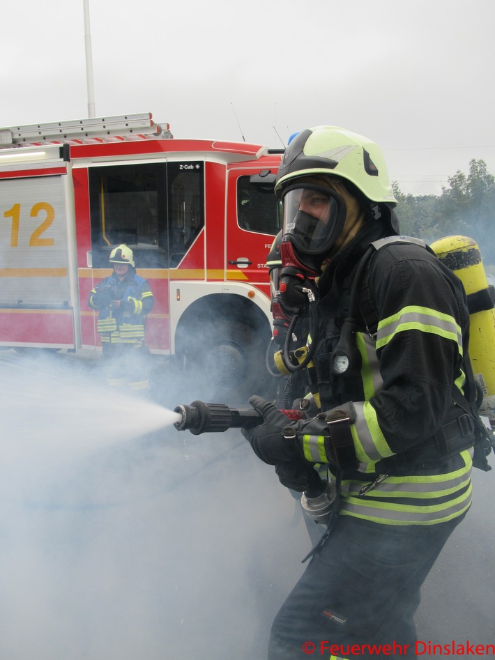 FW Dinslaken: PKW Brand mit mehreren Verletzten und Einsatz am Bahnhof