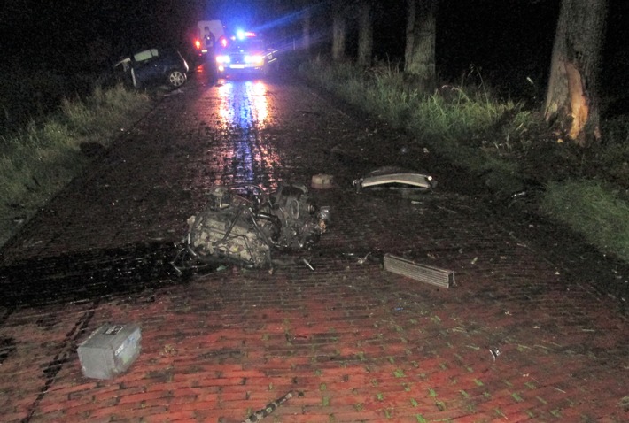 POL-OL: +++ Pressemitteilung des Polizeikommissariates Bad Zwischenahn: Kleinwagen prallt in Wiefelstede gegen einen Baum und Motor wird herausgeschleudert +++