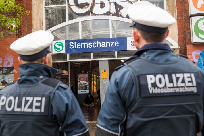 BPOL-HH: Mutmaßlicher Dealer bietet Bundespolizisten Drogen an- Vorläufige Festnahme an Hamburger S-Bahnstation-