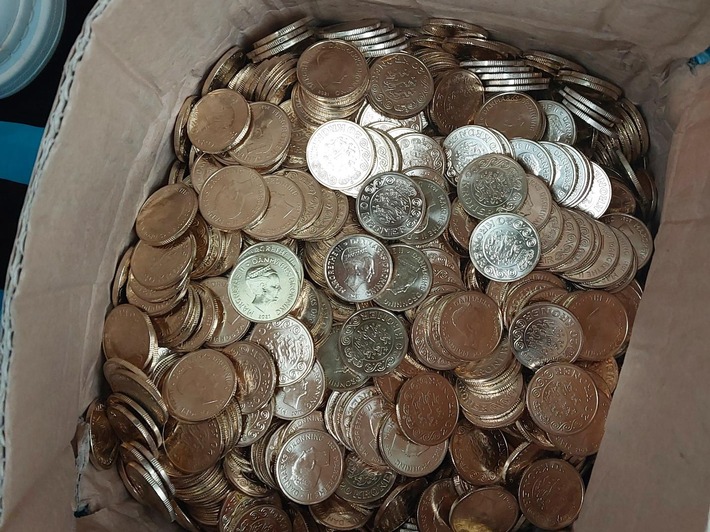 BPOL-BadBentheim: Zwei Kartons gefälschter Münzen - Strafanzeige