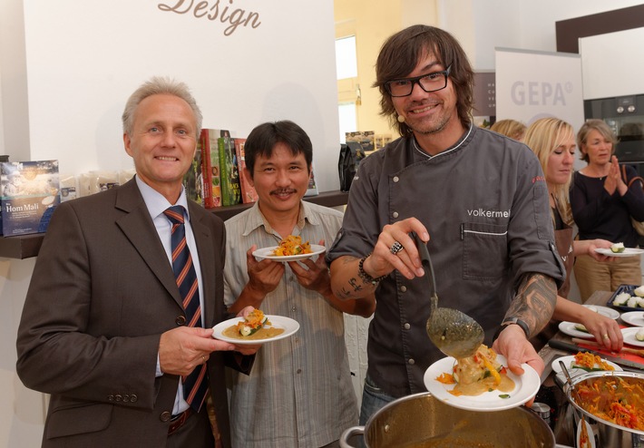 Kochshow mit fairem Bio-Duftreis aus Thailand / Vitoon Panyakul von Green Net und Ayurveda-Koch Volker Mehl kochen mit fairem Jasminreis "Hom Mali"