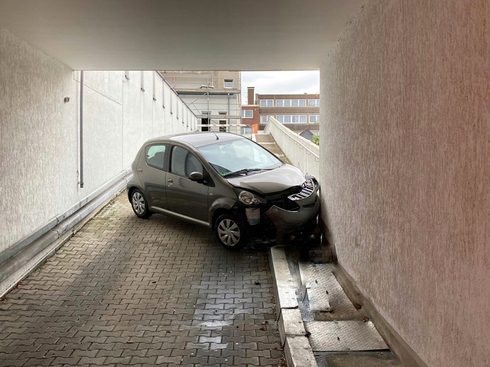 FW-BOT: Verkehrsunfall im Parkhaus