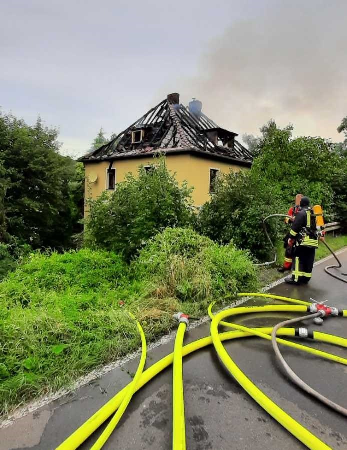 LPI-NDH: Leerstehendes Wohnhaus in Vollbrand